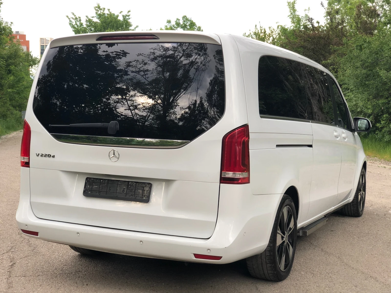 Mercedes-Benz V 220 Lang-8местен-360камери-Амбиент-LED-Топ състояние! - изображение 6
