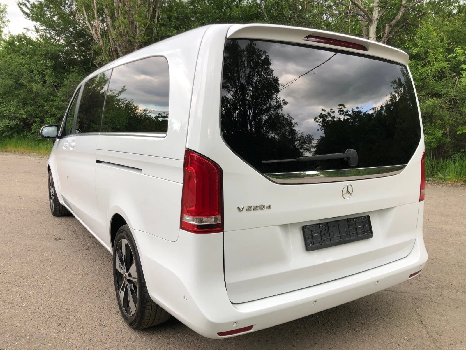 Mercedes-Benz V 220 Lang-8местен-360камери-Амбиент-LED-Топ състояние! - изображение 4