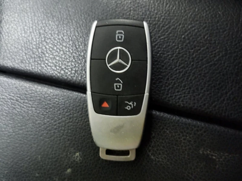Mercedes-Benz C 300 / AMG PKG / BLIND SPOT / PAMETI / CARFAX, снимка 8 - Автомобили и джипове - 53247484