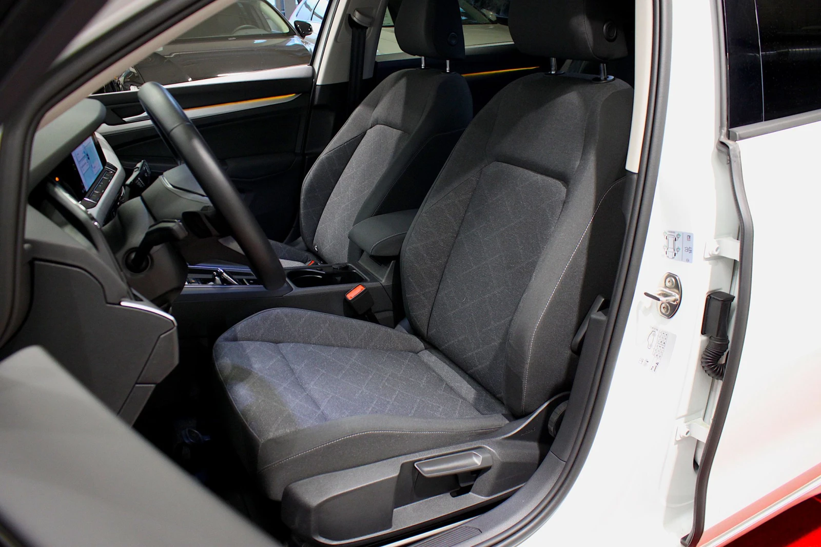 VW Golf 1.5 eTSI* DSG* 24, 500km! Каско! Гаранция!, снимка 8 - Автомобили и джипове - 53818856