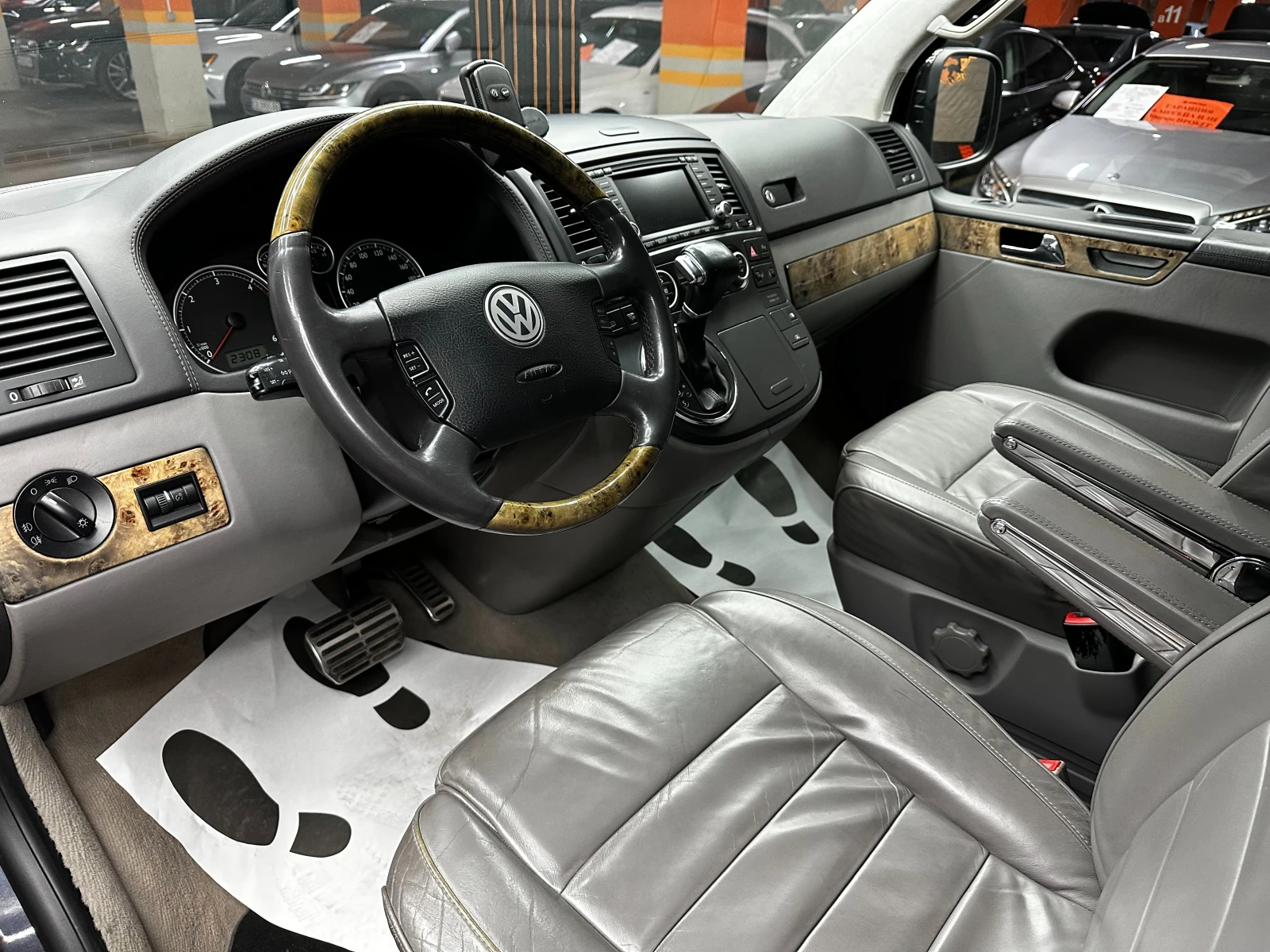 VW Multivan 2.5tdi/Автомат/5+ 1, снимка 8 - Автомобили и джипове - 55690961