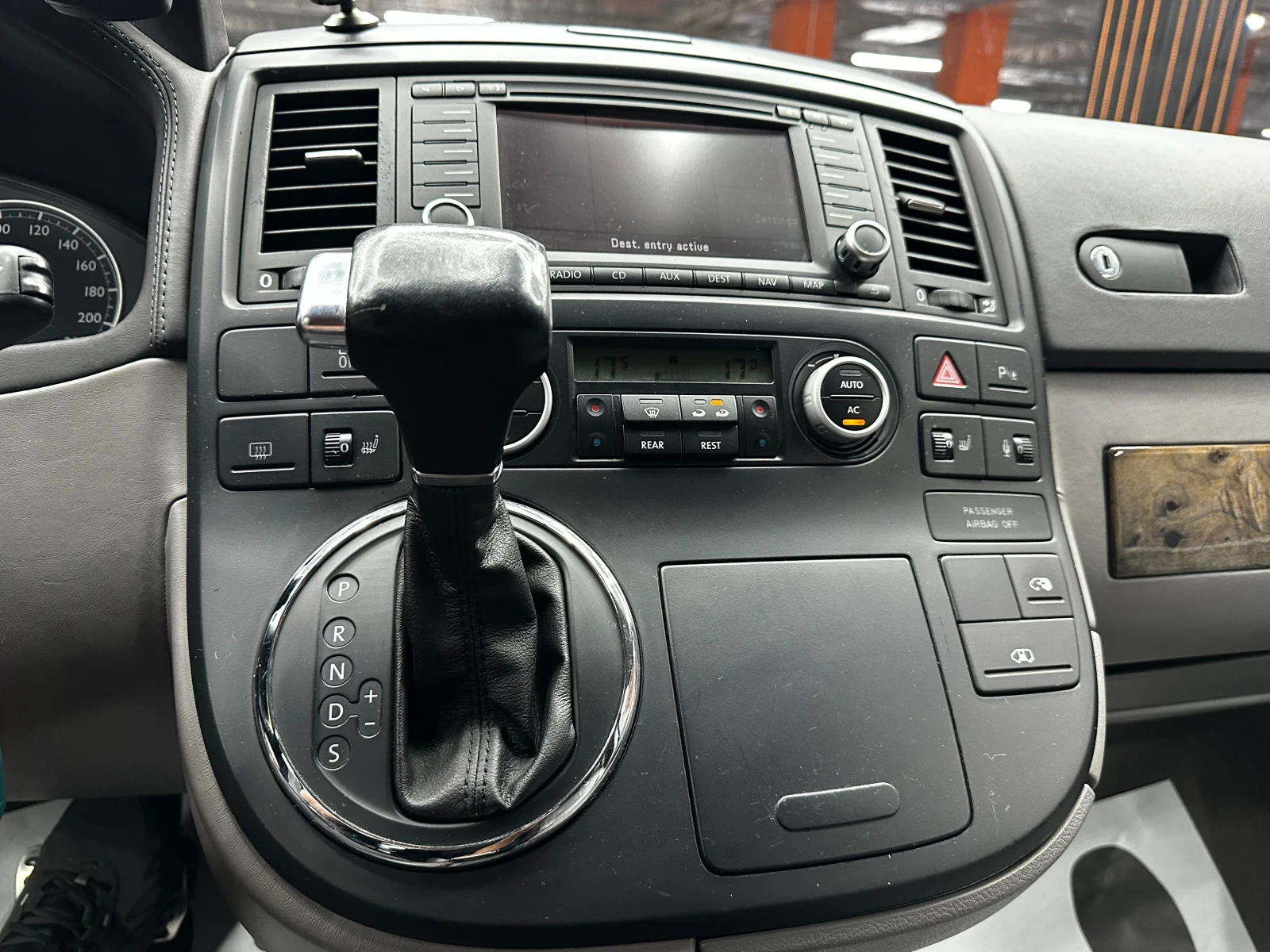 VW Multivan 2.5tdi/Автомат/5+ 1, снимка 15 - Автомобили и джипове - 55690961