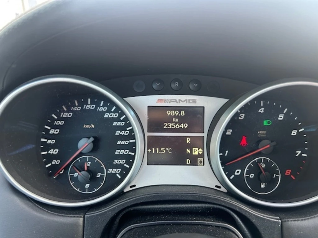 Mercedes-Benz ML 63 AMG 4MATIC* КОжа* Подгрев* Обдухване* Кейлес* Blind Sp, снимка 11 - Автомобили и джипове - 53709465