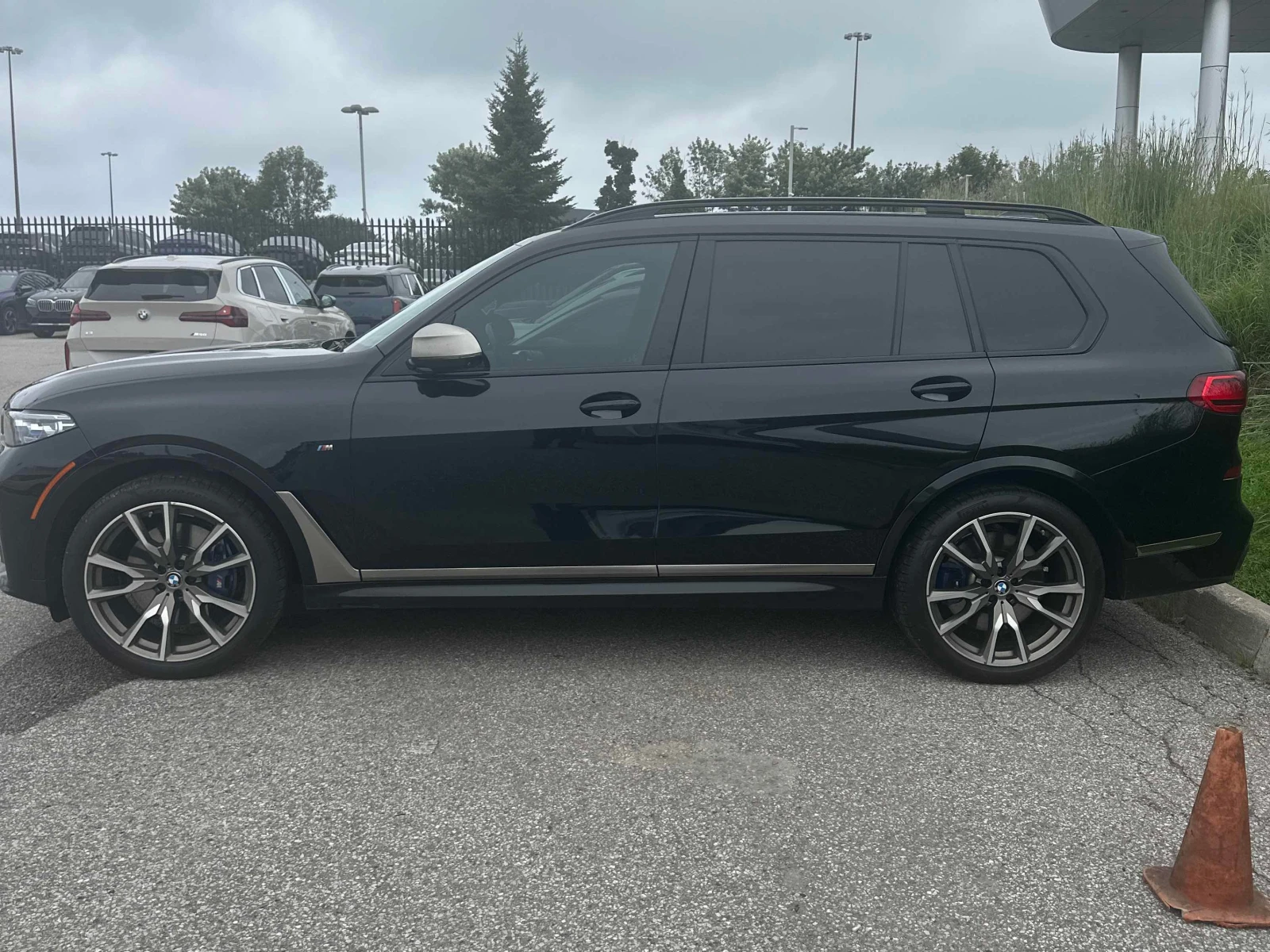 BMW X7 * МАСАЖИ * ДИСТРОНИК * ОБДУХВАНЕ * НОЩНО ВИЖДАНЕ, снимка 2 - Автомобили и джипове - 55947914