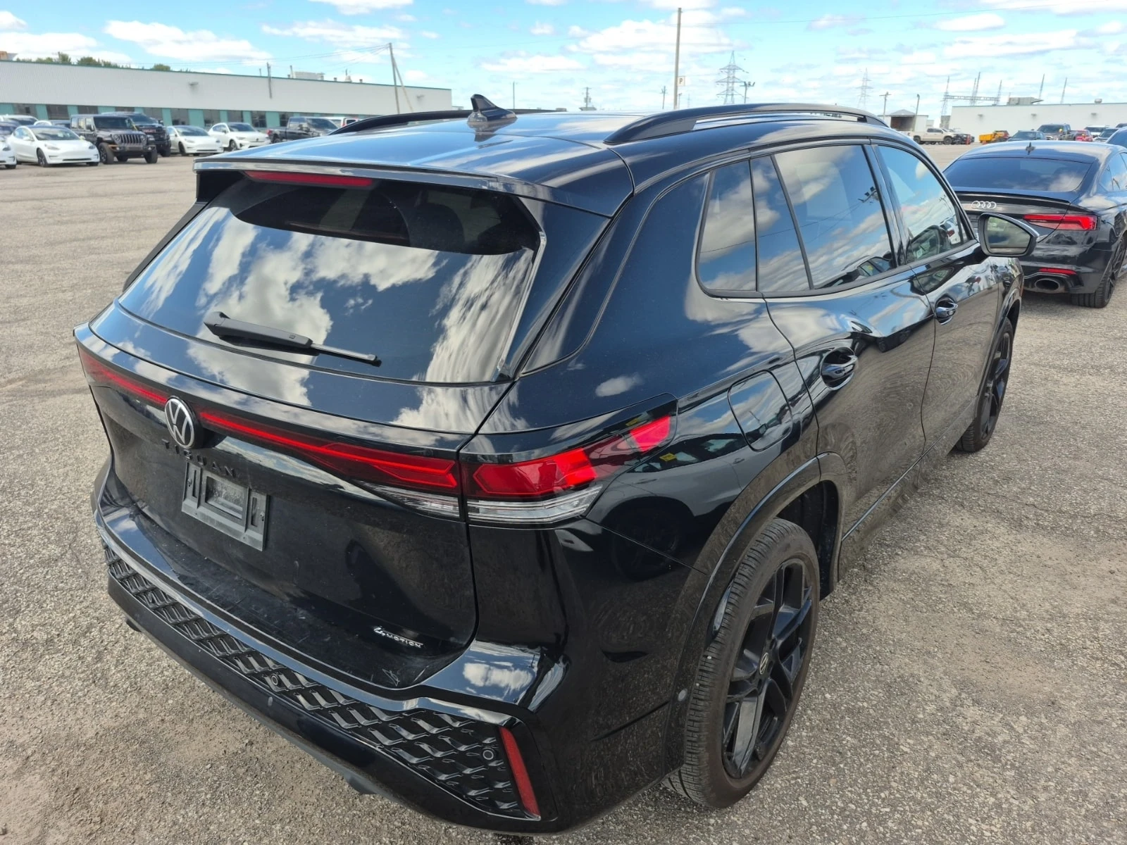 VW Tiguan * COMFORTLINE R LINE BLACK EDITION * CARFAX * , снимка 3 - Автомобили и джипове - 56095956