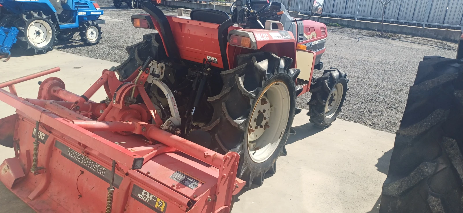 Трактор Mitsubishi MT246, снимка 2 - Селскостопанска техника - 53813724