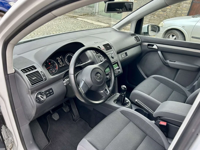 VW Touran 1.6tdi, снимка 12 - Автомобили и джипове - 48358165