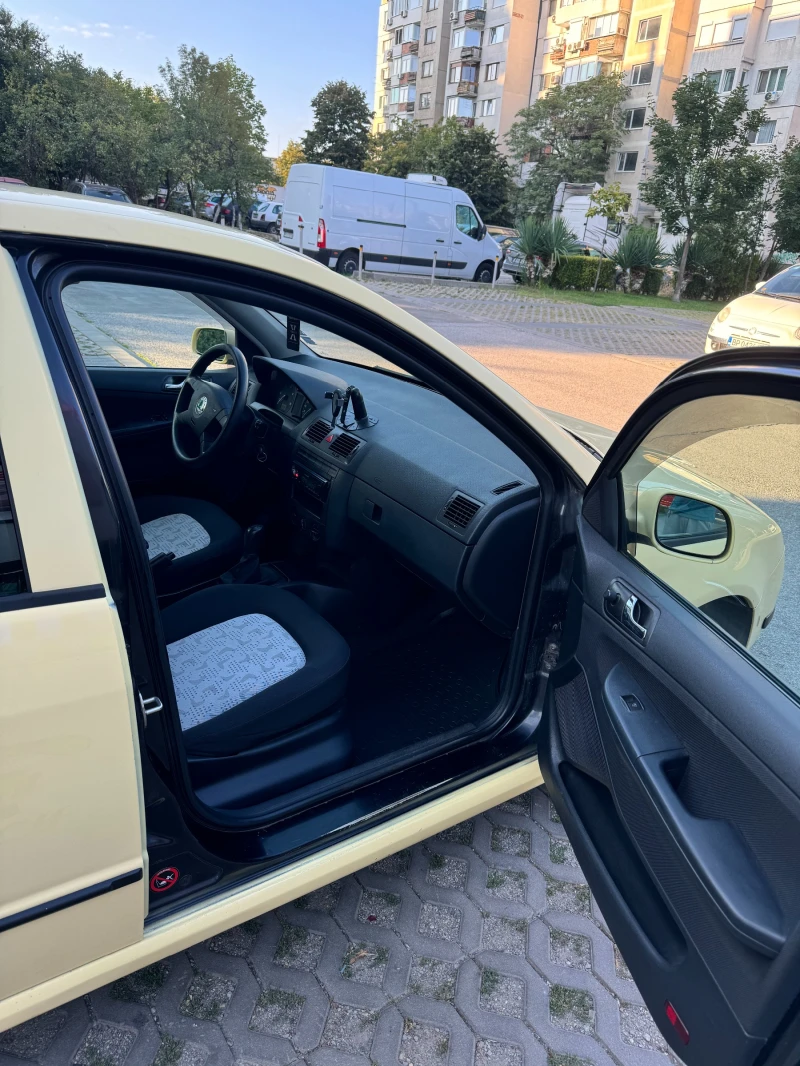 Skoda Fabia, снимка 12 - Автомобили и джипове - 48376065