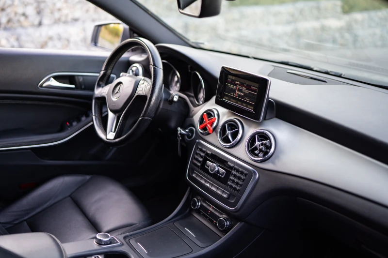 Mercedes-Benz CLA 200, снимка 15 - Автомобили и джипове - 51881396