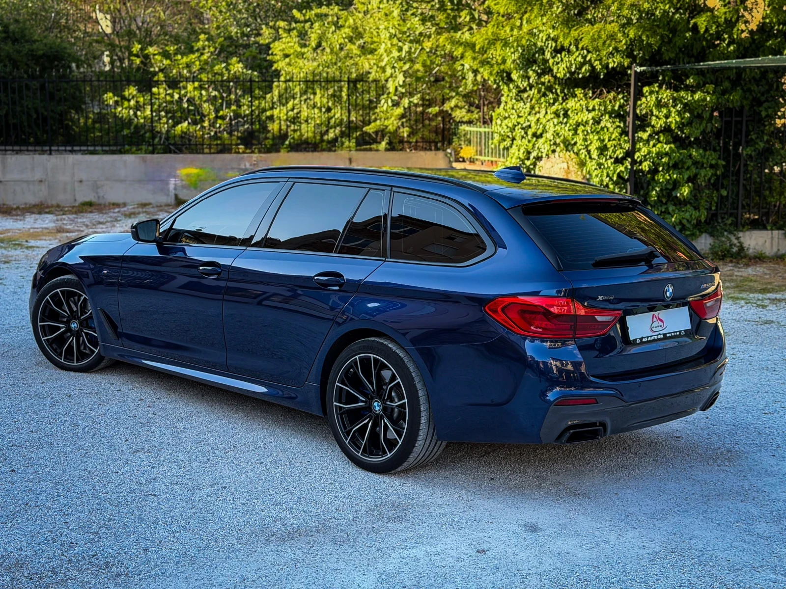 BMW 550 D* xD* LED* DIGITAL COCKPIT* PANO* CAMERA, снимка 5 - Автомобили и джипове - 54429930