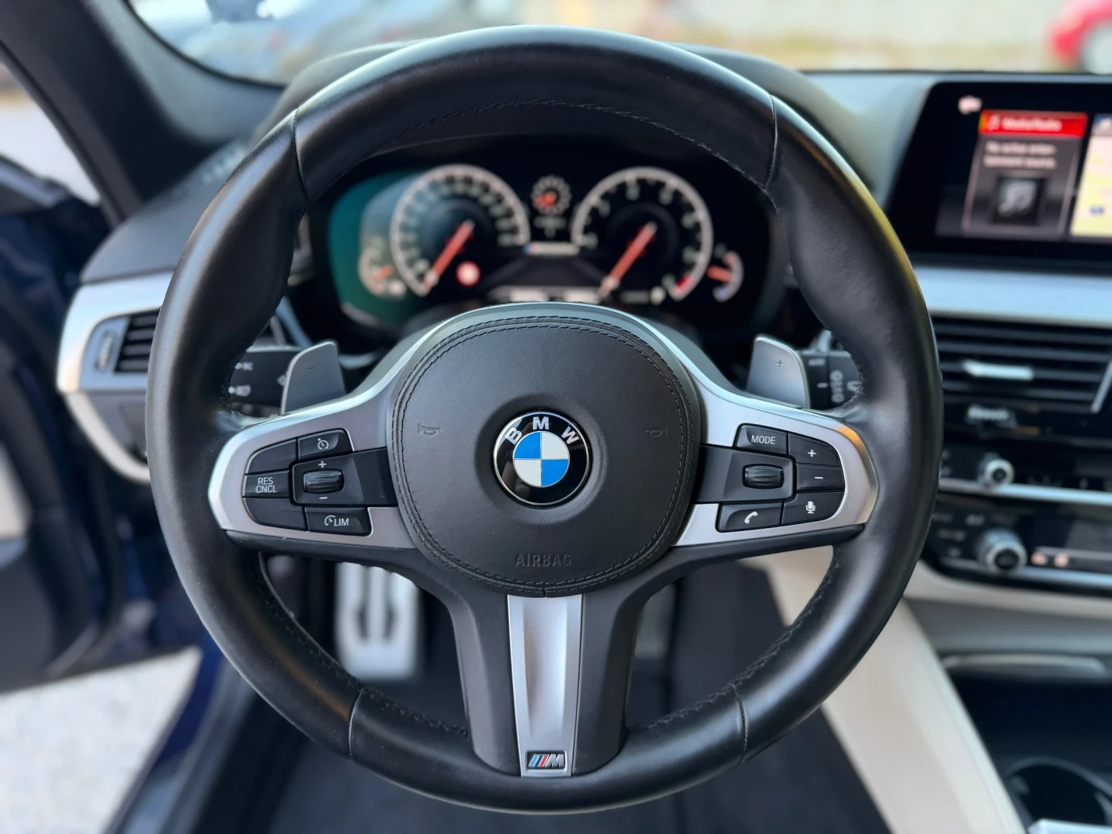 BMW 550 D* xD* LED* DIGITAL COCKPIT* PANO* CAMERA, снимка 16 - Автомобили и джипове - 54429930