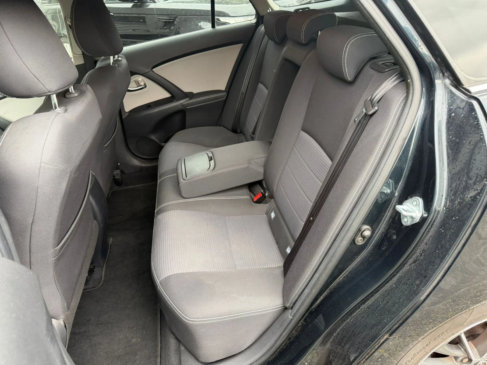 Toyota Avensis 1.8 VVT-i 147ks, снимка 13 - Автомобили и джипове - 54442312
