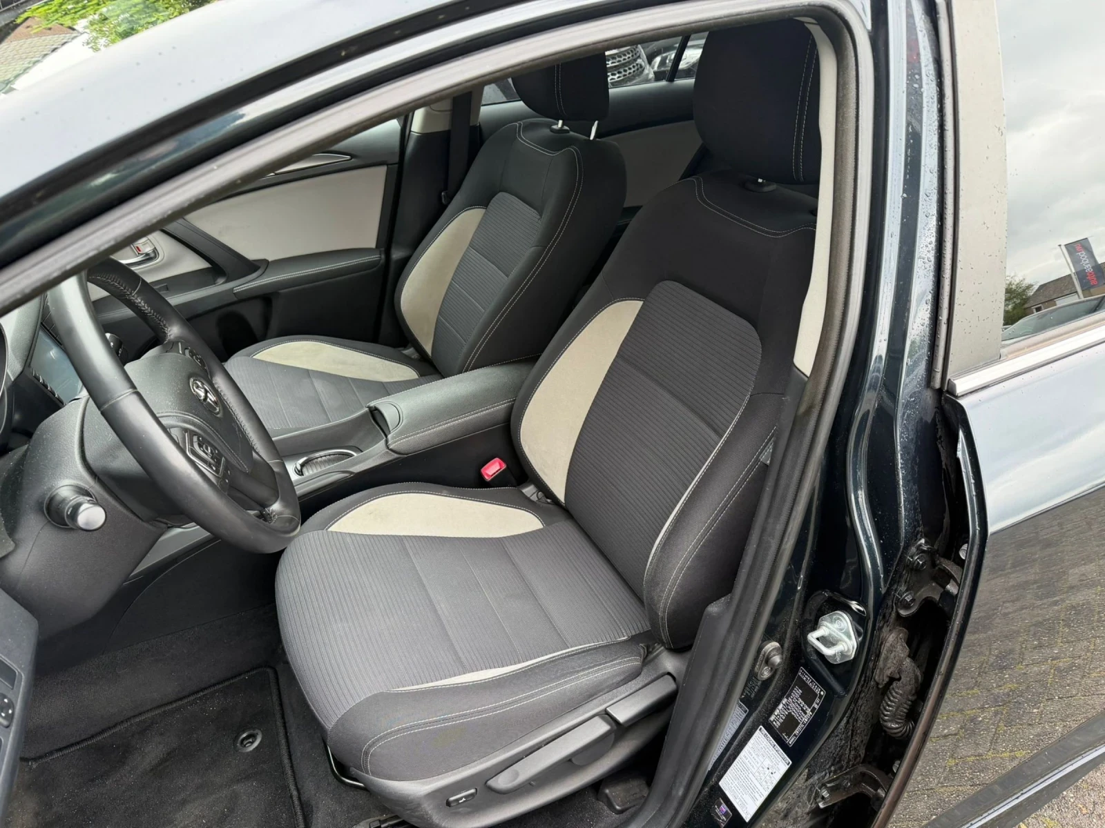 Toyota Avensis 1.8 VVT-i 147ks, снимка 14 - Автомобили и джипове - 54442312