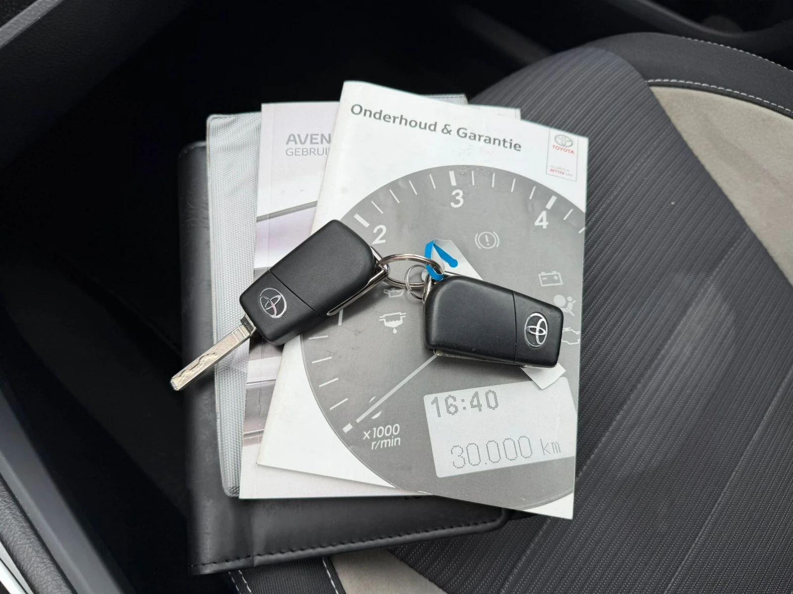 Toyota Avensis 1.8 VVT-i 147ks, снимка 10 - Автомобили и джипове - 54442312