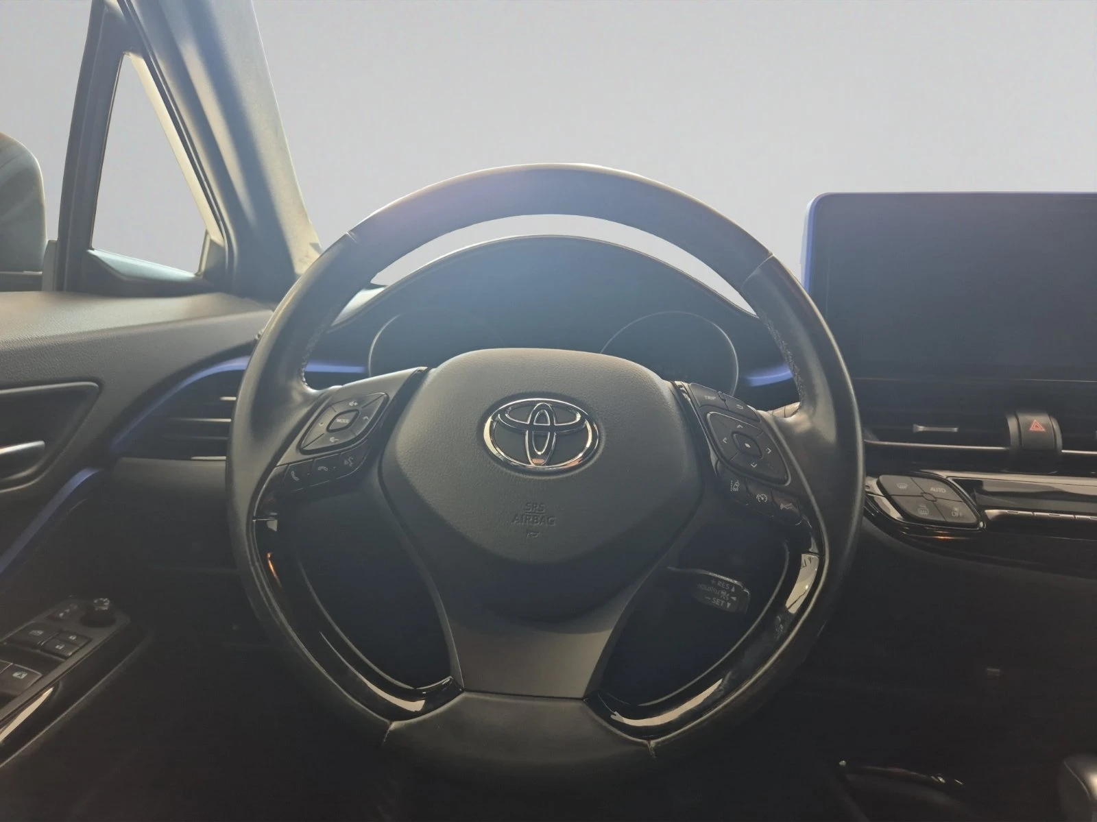 Toyota C-HR  C-HR 1.8 HYBRID / 98 HP EAT6 - изображение 10