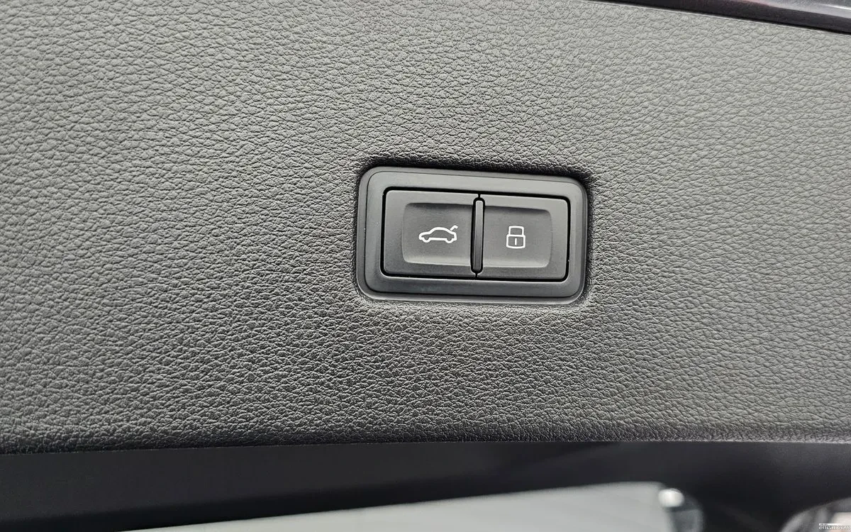 Audi Q8 3.0 45TDI Quattro, Distronic, HeadUP, Обдух, 360-c, снимка 17 - Автомобили и джипове - 54792172