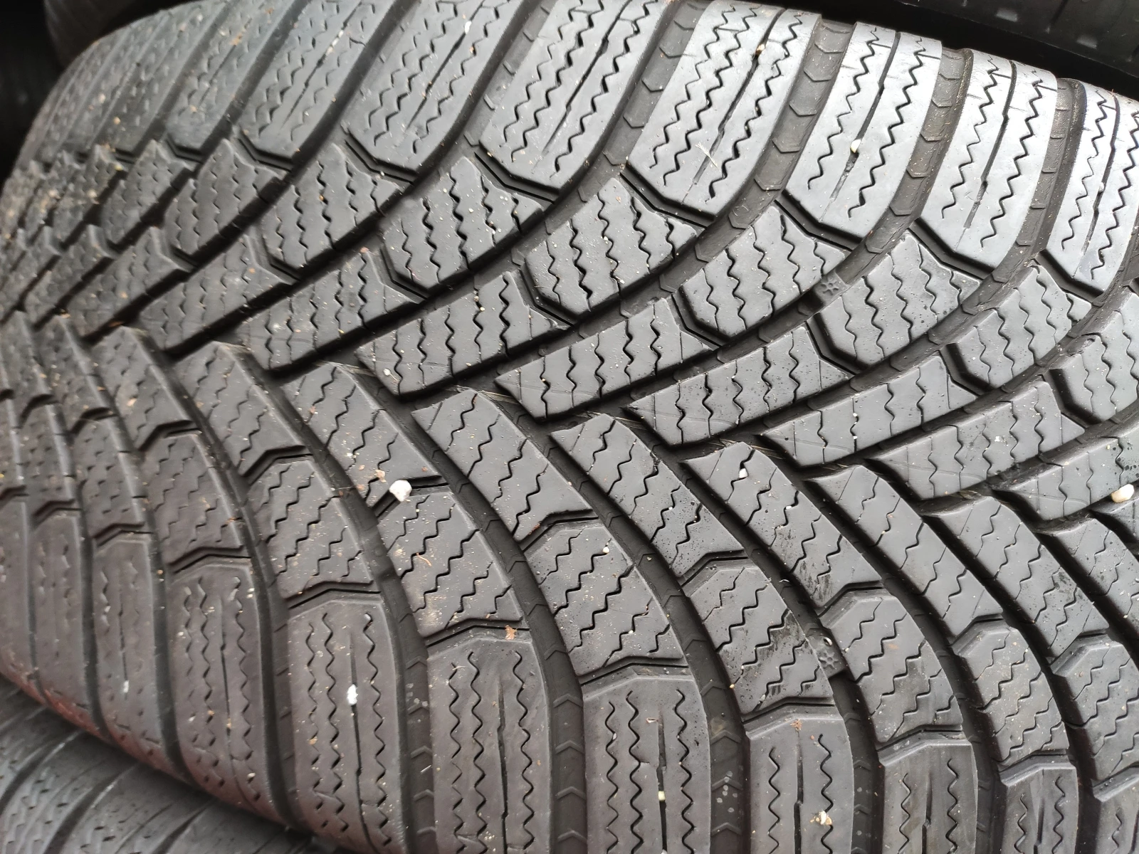 Гуми Зимни 225/55R17, снимка 3 - Гуми и джанти - 54986440
