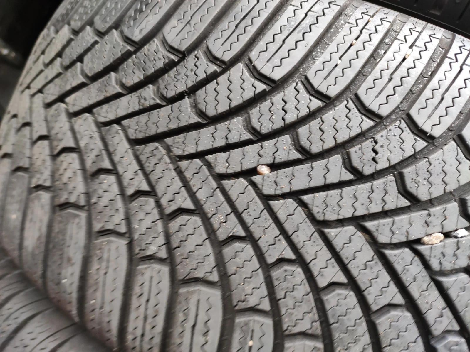 Гуми Зимни 225/55R17, снимка 2 - Гуми и джанти - 54986440