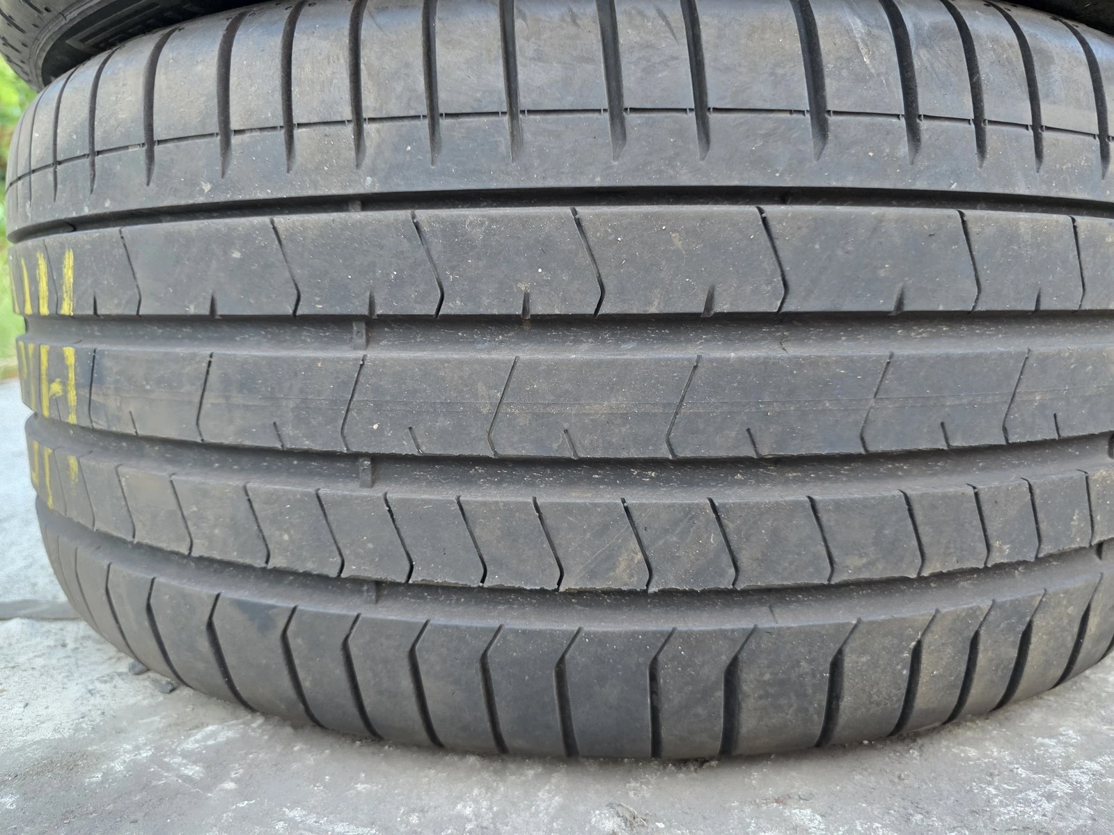 Гуми Летни 255/35R19, снимка 2 - Гуми и джанти - 56664473