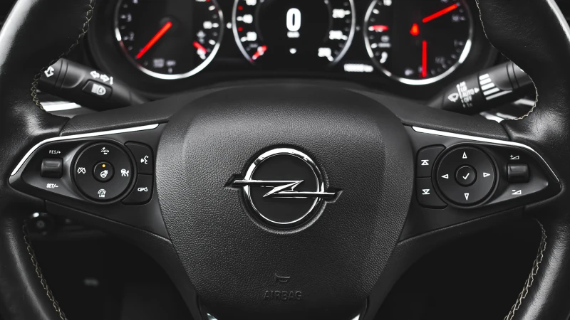 Opel Insignia Grand Sport 1.6d Innovation, снимка 13 - Автомобили и джипове - 51042986