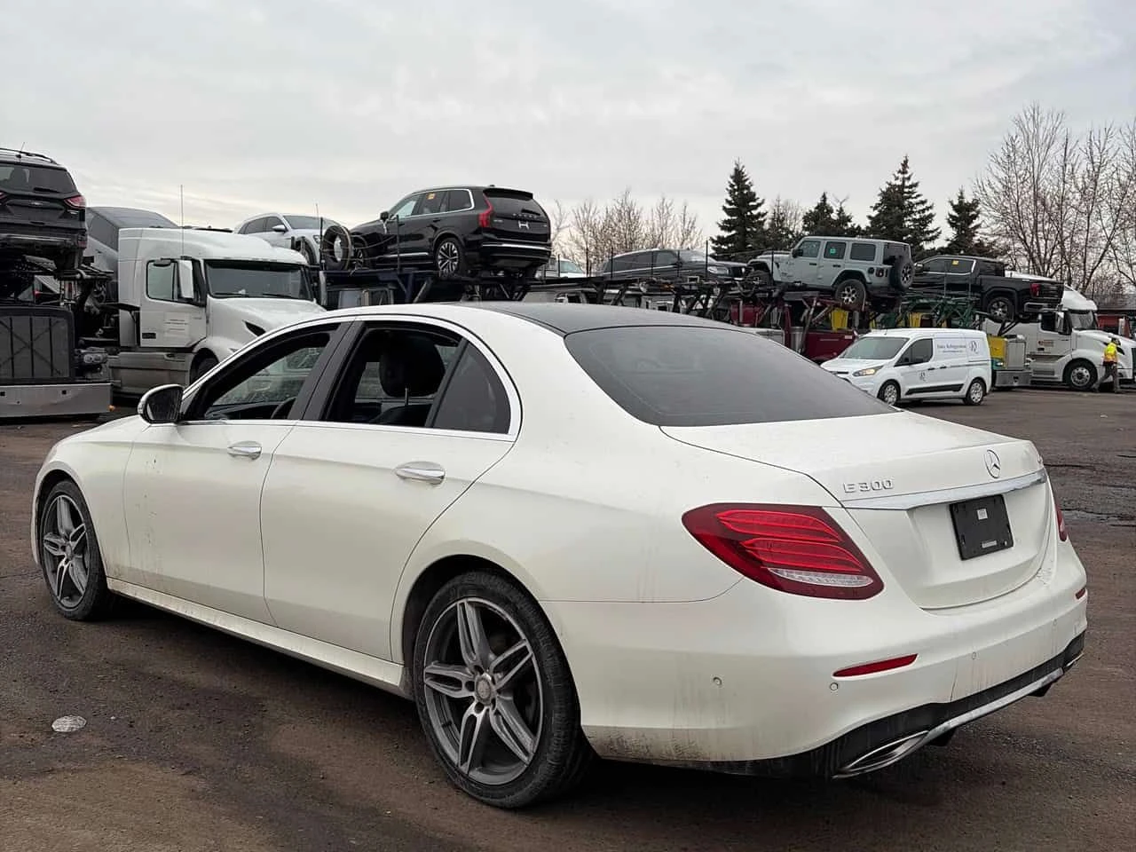 Mercedes-Benz E 300 CARFAX/Burmester/360КАМ/ПОДГРЕВ/ПАМЕТ/ПАНО/HEAD UP, снимка 3 - Автомобили и джипове - 53990668