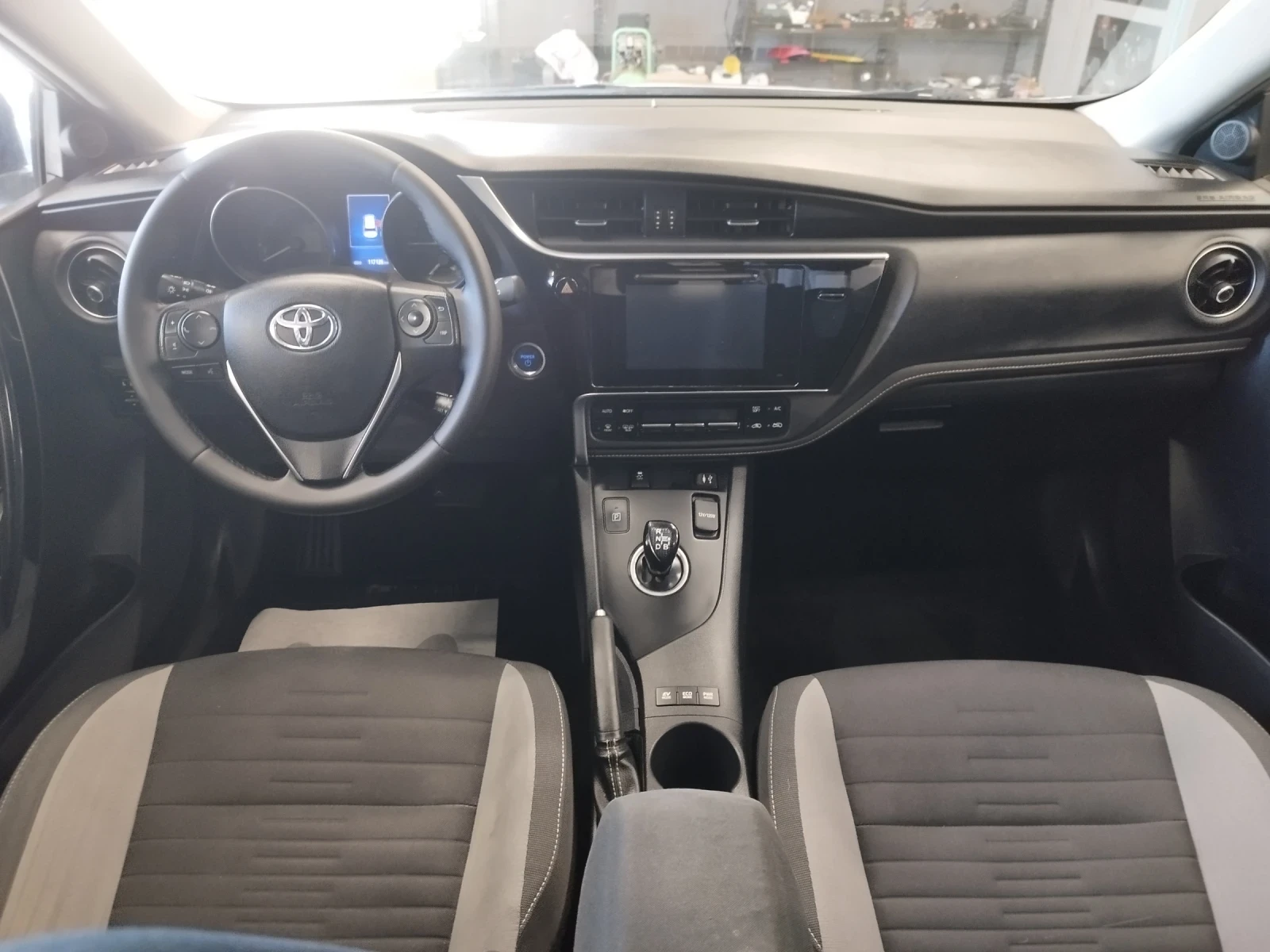 Toyota Auris 1.8hybrid 117000km, снимка 10 - Автомобили и джипове - 55961625