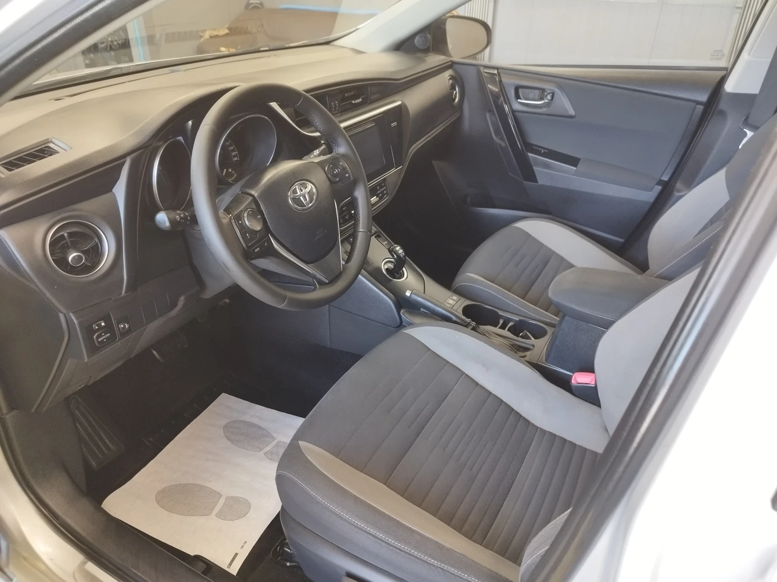 Toyota Auris 1.8hybrid 117000km, снимка 12 - Автомобили и джипове - 55961625