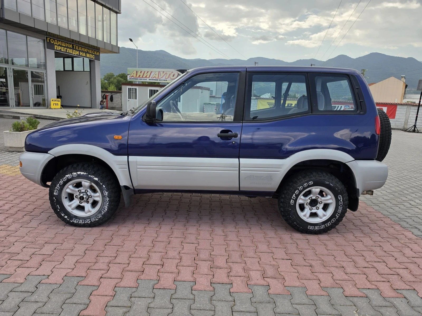 Nissan Terrano 2.7, снимка 2 - Автомобили и джипове - 55900646