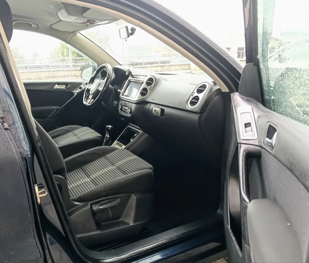 VW Tiguan 4х4_6.скорости_Верига_Навигация_4л./100км. !, снимка 11 - Автомобили и джипове - 56150395
