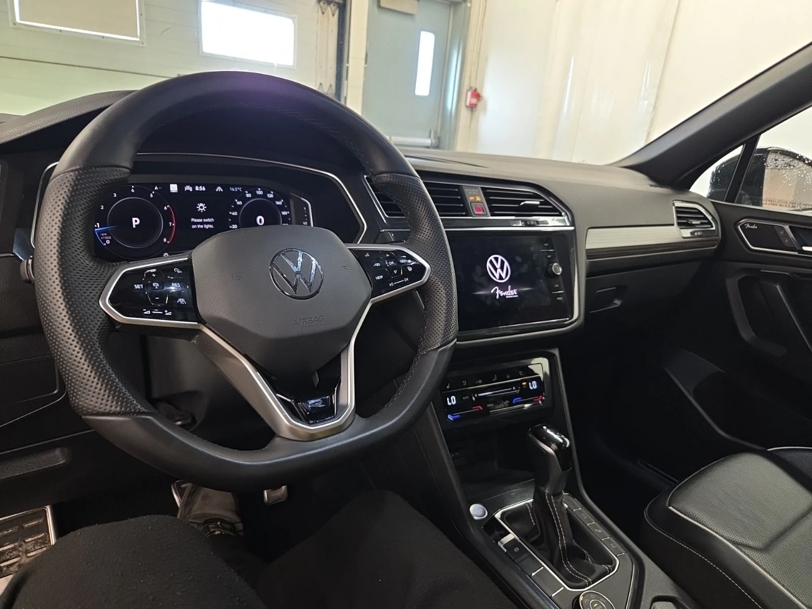 VW Tiguan * HIGHLINE R-LINE * CARFAX * Един собственик * , снимка 6 - Автомобили и джипове - 56160144