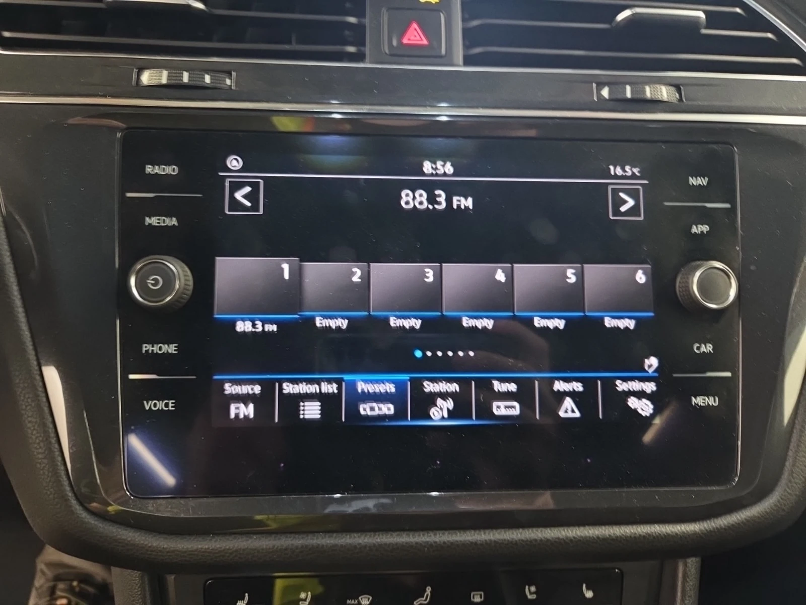 VW Tiguan * HIGHLINE R-LINE * CARFAX * Един собственик * , снимка 8 - Автомобили и джипове - 56160144