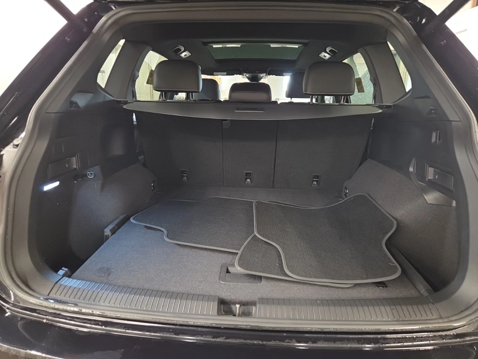 VW Tiguan * HIGHLINE R-LINE * CARFAX * Един собственик * , снимка 14 - Автомобили и джипове - 56160144