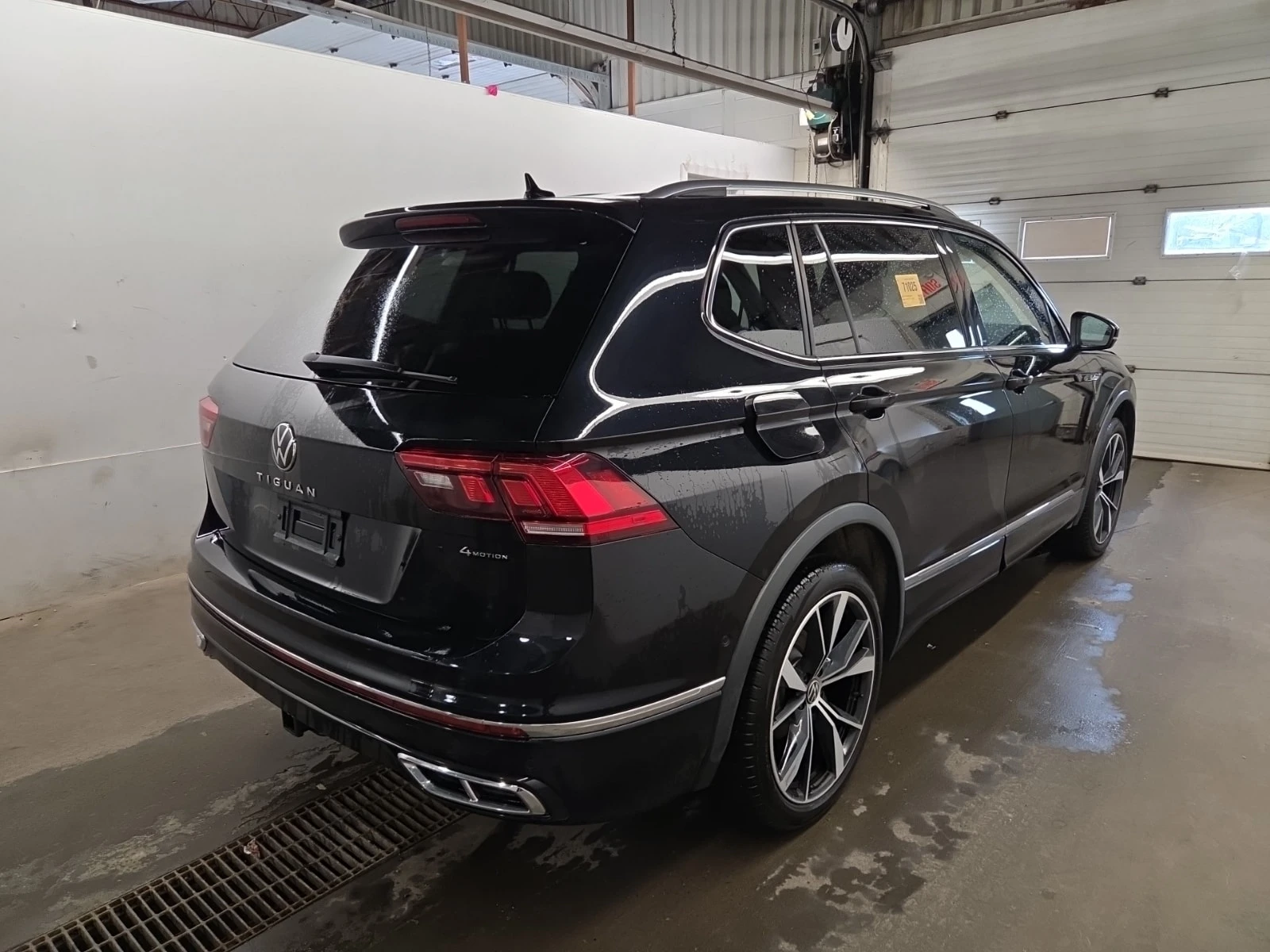 VW Tiguan * HIGHLINE R-LINE * CARFAX * Един собственик * , снимка 3 - Автомобили и джипове - 56160144