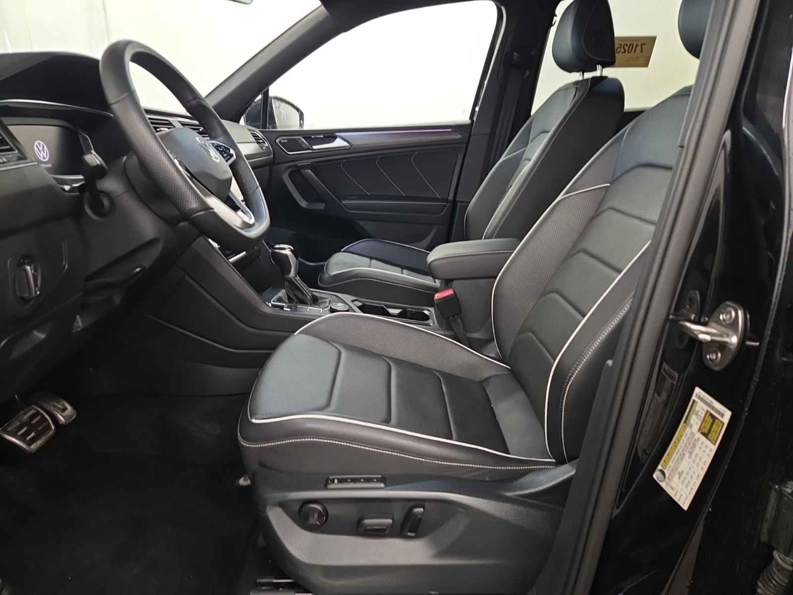 VW Tiguan * HIGHLINE R-LINE * CARFAX * Един собственик * , снимка 9 - Автомобили и джипове - 56160144