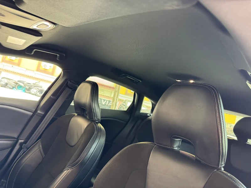 Volvo V40 2.0 D2 R-Design* КОЖА* EURO 6B* НОВА, снимка 15 - Автомобили и джипове - 51042904