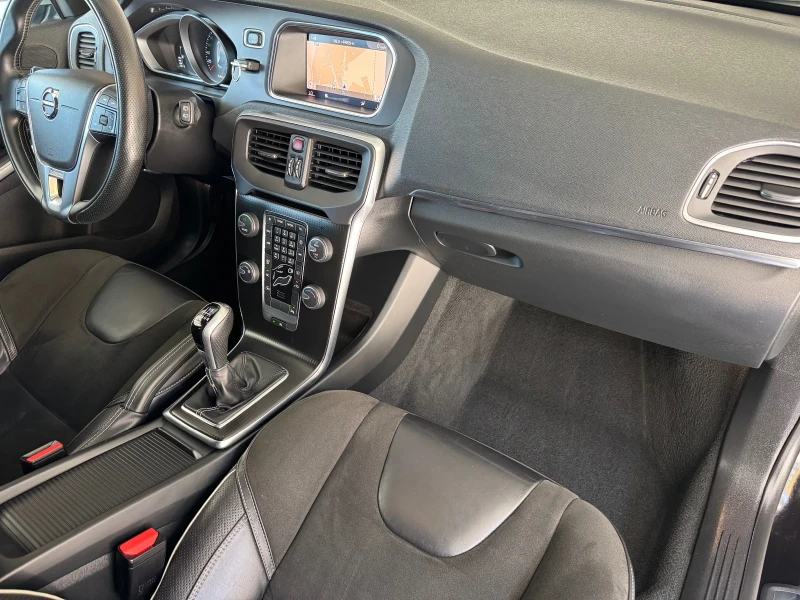 Volvo V40 2.0 D2 R-Design* КОЖА* EURO 6B* НОВА, снимка 11 - Автомобили и джипове - 51042904