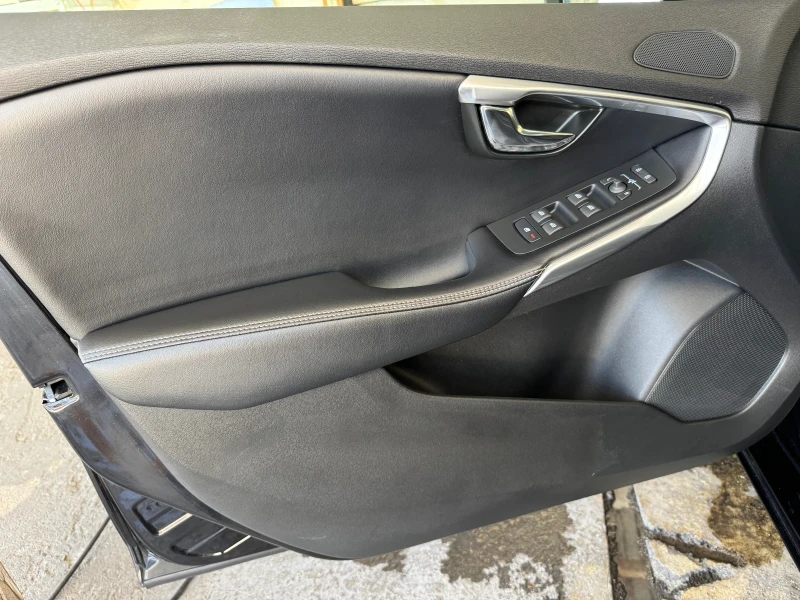Volvo V40 2.0 D2 R-Design* КОЖА* EURO 6B* НОВА, снимка 17 - Автомобили и джипове - 51042904