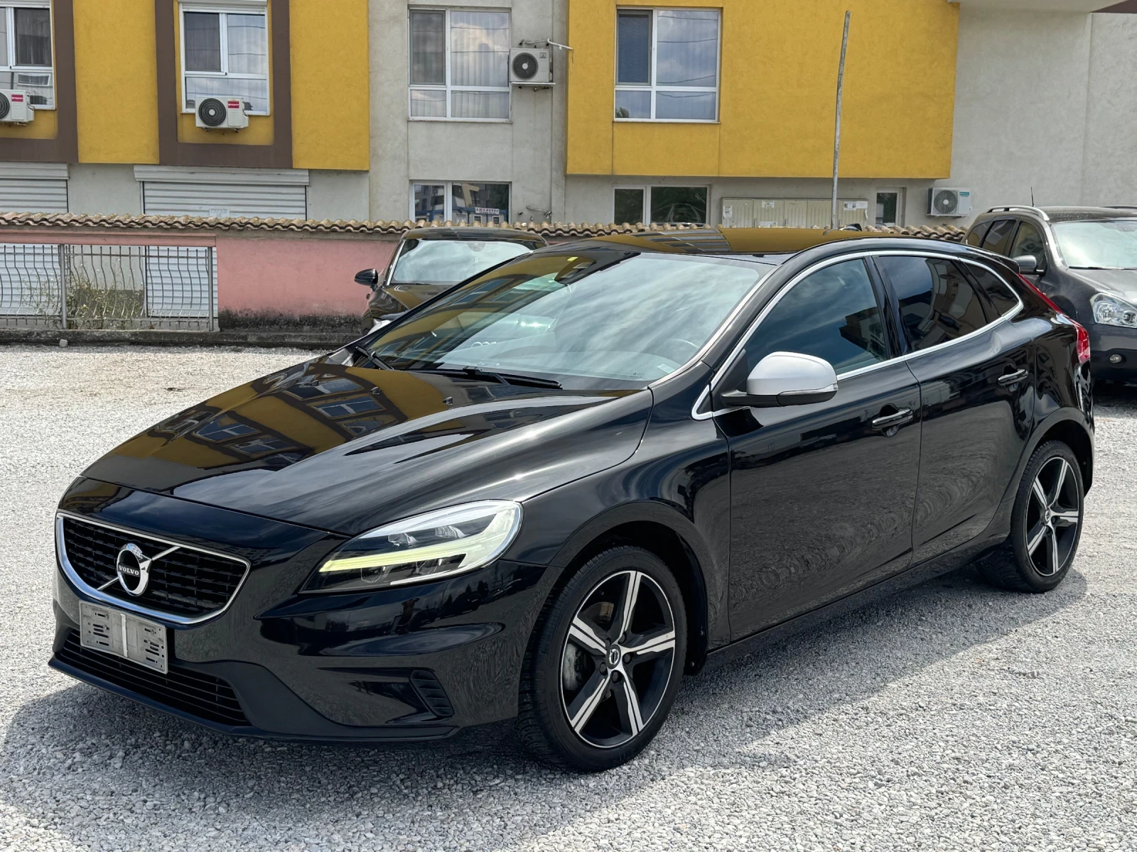 Volvo V40 2.0 D2 R-Design* КОЖА* EURO 6B* НОВА - изображение 2