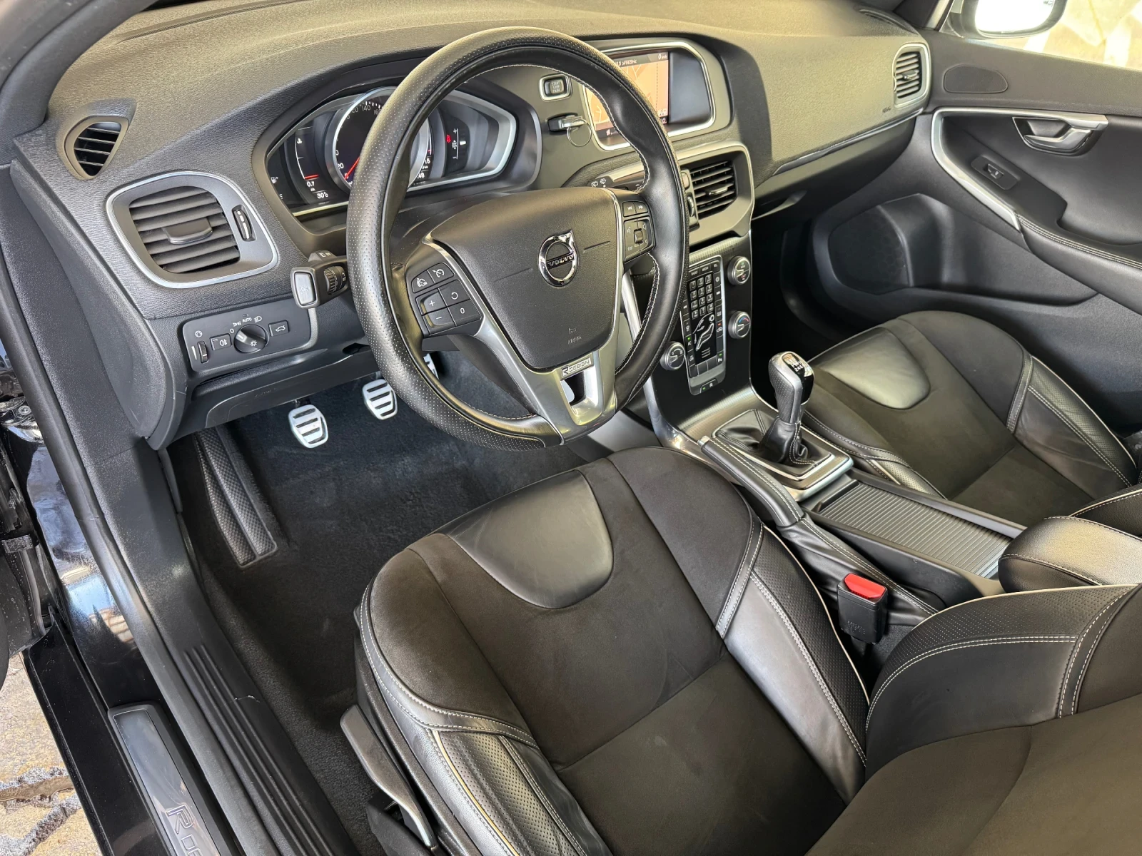 Volvo V40 2.0 D2 R-Design* КОЖА* EURO 6B* НОВА - изображение 9