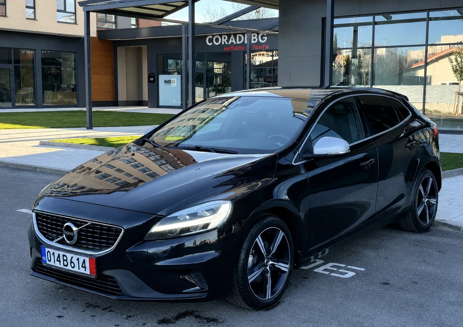 Volvo V40 2.0Д* R-Design* КОЖА* EURO 6B* НОВА