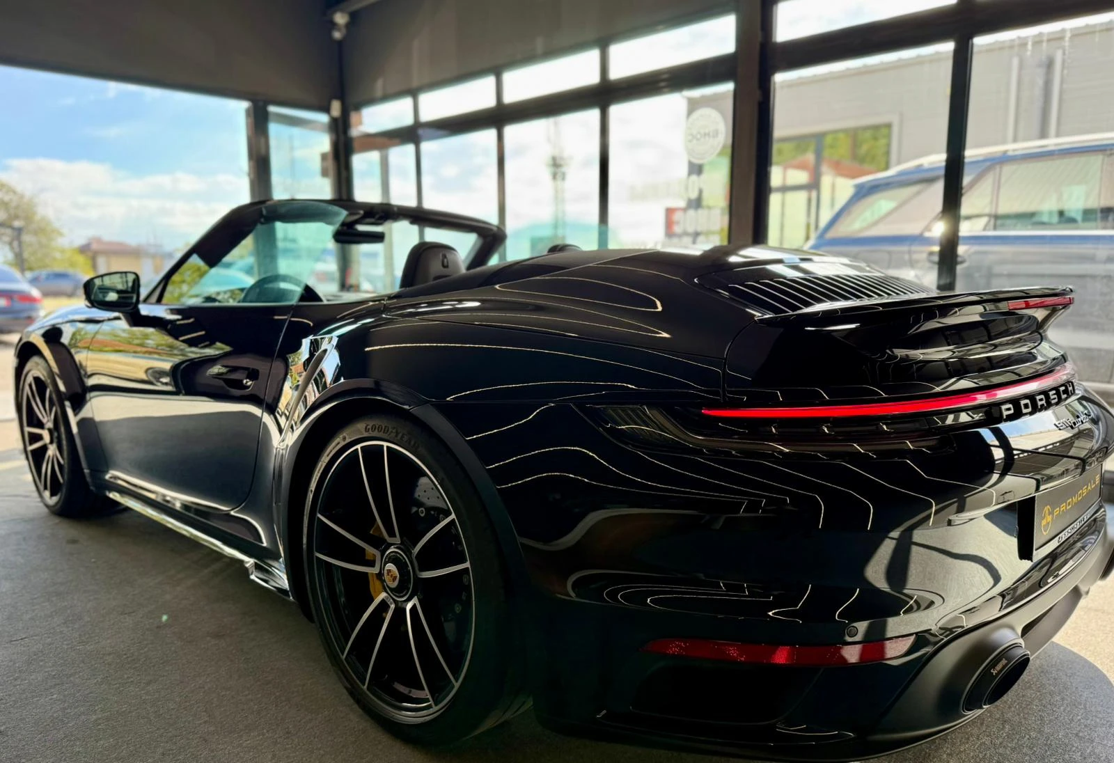 Porsche 911 Turbo S Cabrio* Лизинг* Akrapovic* Lift* Matrix* C | Mobile.bg — изображение 4