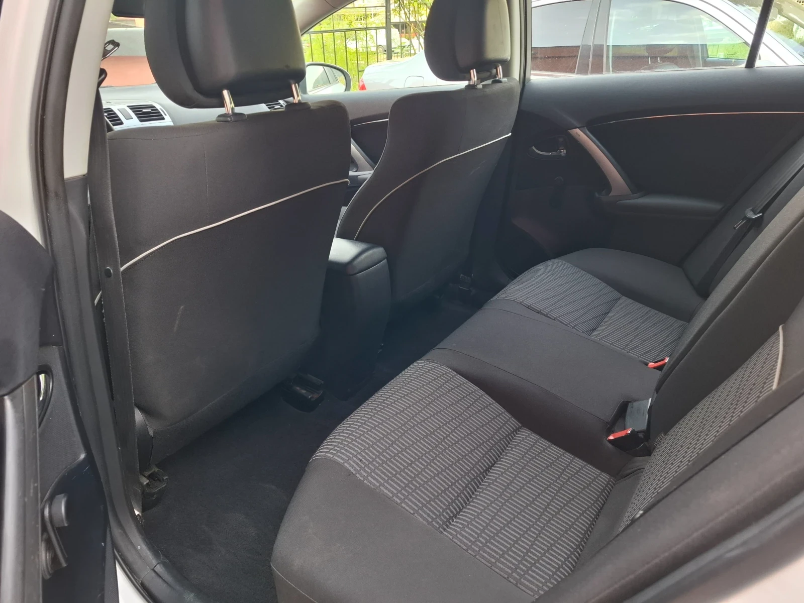 Toyota Avensis, снимка 12 - Автомобили и джипове - 54252201