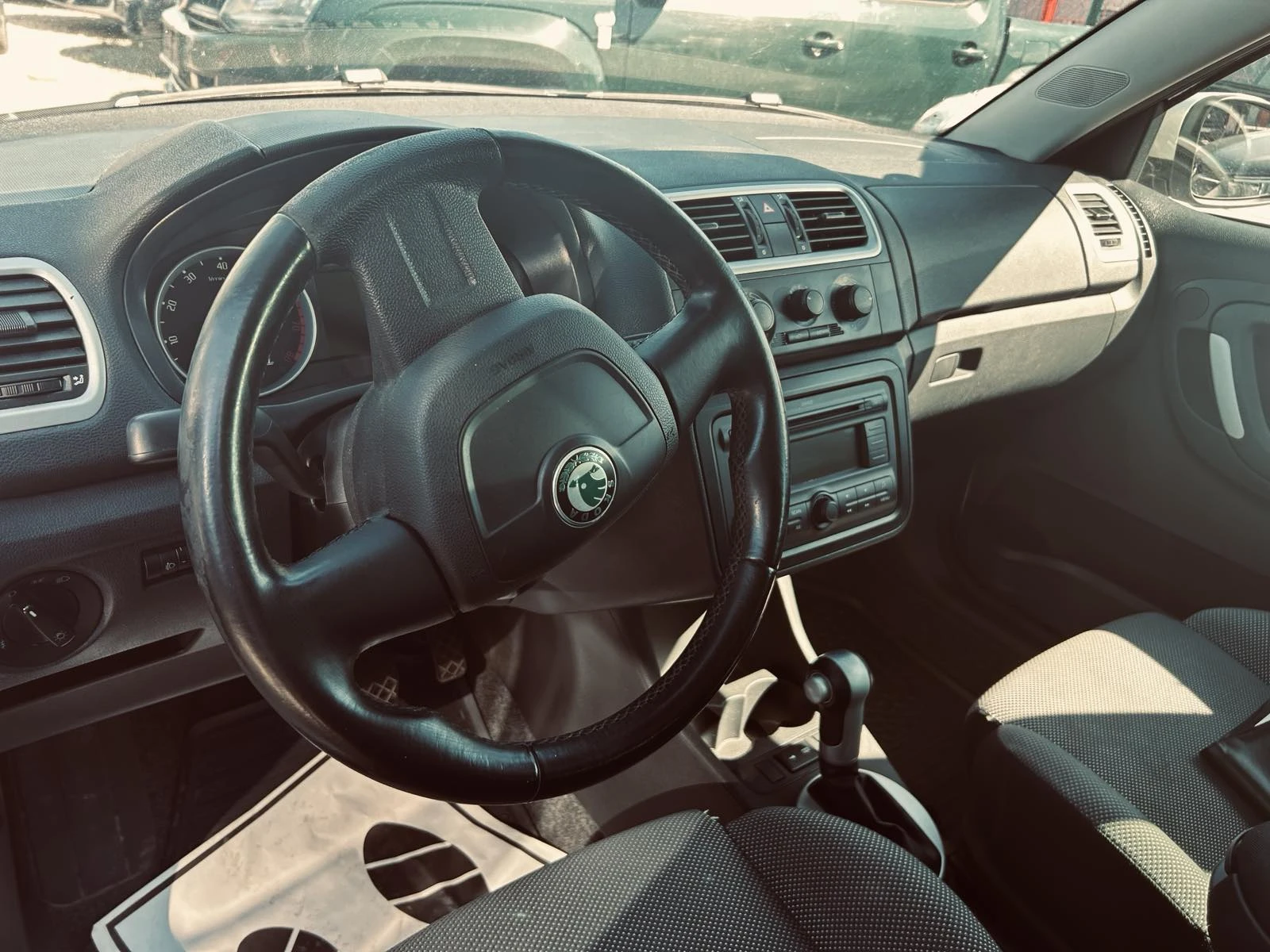 Skoda Fabia 1.6i ESKLUZIVE TOP MODEL, снимка 8 - Автомобили и джипове - 54961380
