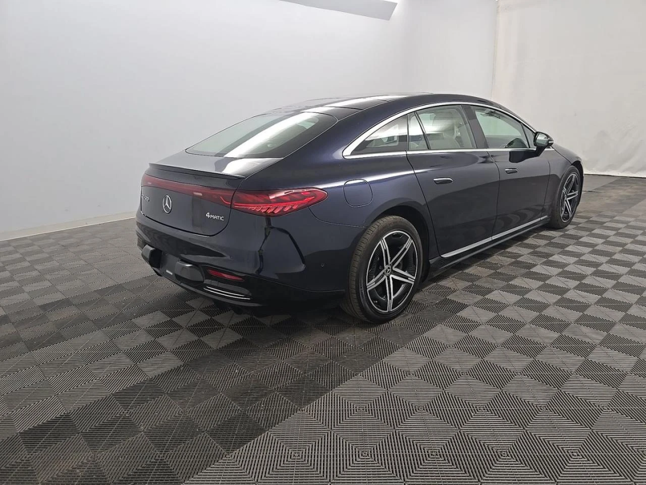 Mercedes-Benz EQS 580 AMG-pkg* Hyperscreen* Burmester* Distr* Въздух, снимка 4 - Автомобили и джипове - 56245943