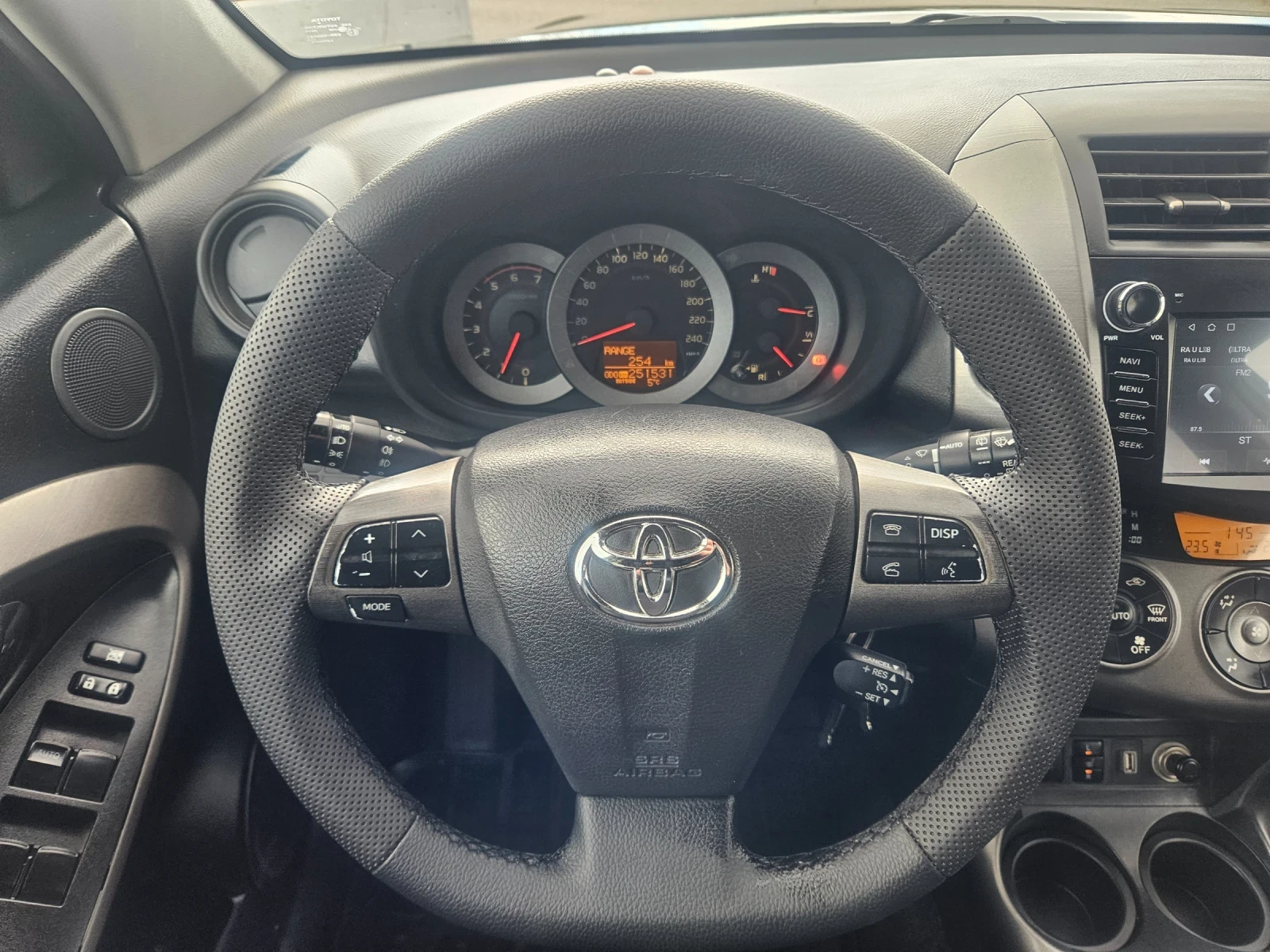 Toyota Rav4 2.2 D4D, снимка 11 - Автомобили и джипове - 53344269