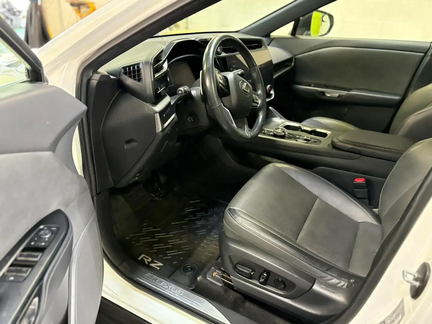 Lexus RZ 450e* AWD* ПОДГРЕВ* ОБДУХВАНЕ* 360КАМЕРА* LANE* AS, снимка 10 - Автомобили и джипове - 54954889