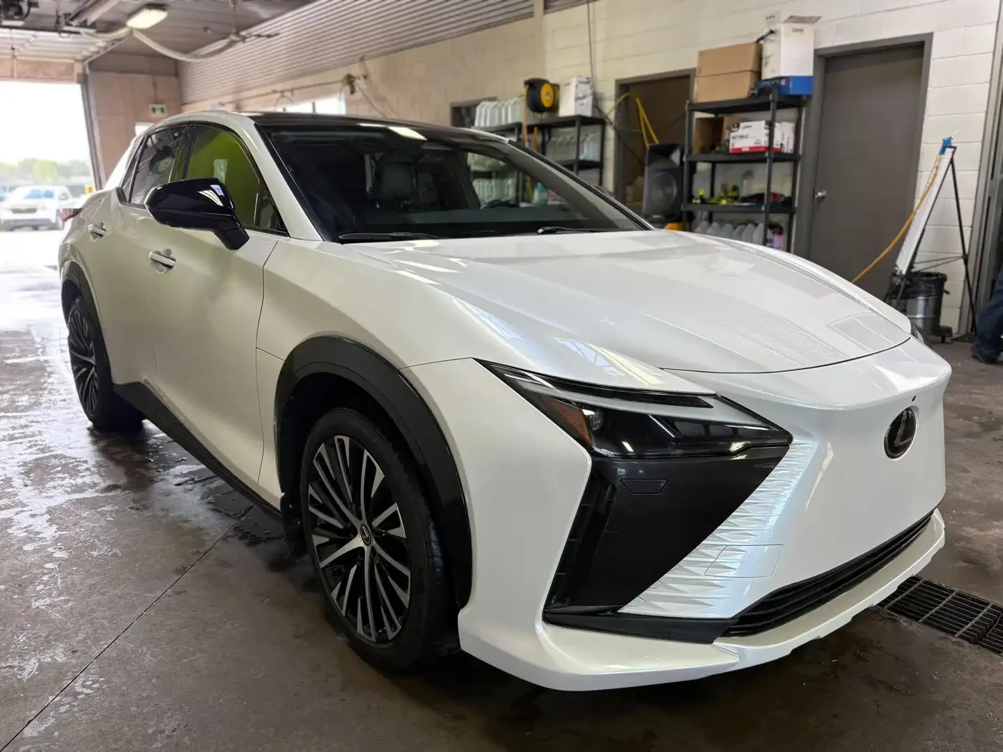 Lexus RZ 450e* AWD* ПОДГРЕВ* ОБДУХВАНЕ* 360КАМЕРА* LANE* AS, снимка 3 - Автомобили и джипове - 54954889