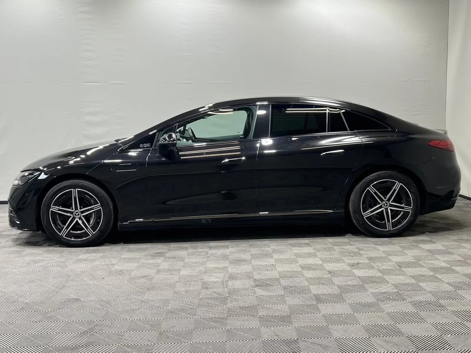 Mercedes-Benz EQE 350+ AMG Night Premium 360 Dig.Light DISTR W/P K-L, снимка 3 - Автомобили и джипове - 54960230