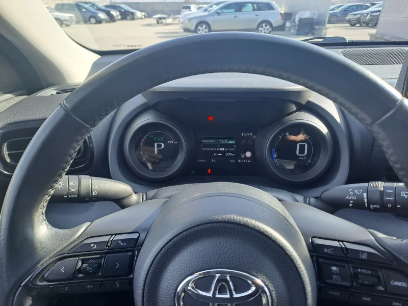 Toyota Yaris 1, 5 HYRID, снимка 12 - Автомобили и джипове - 49234693