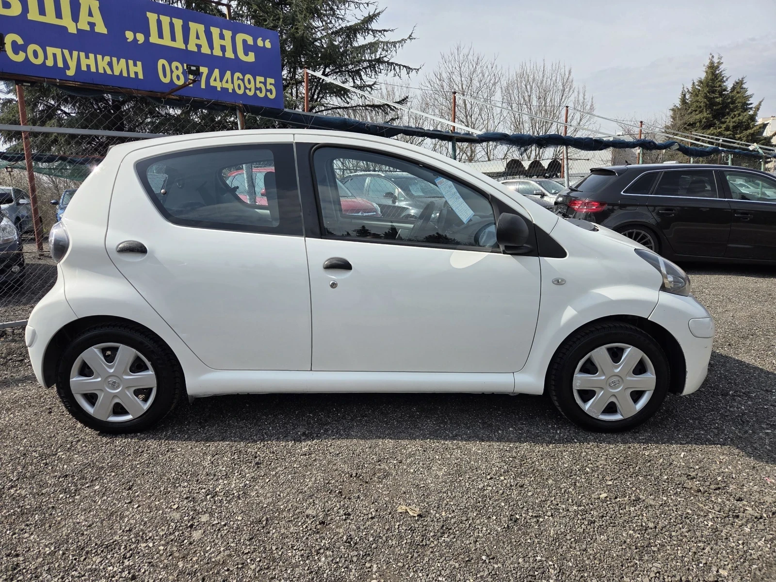 Toyota Aygo 1, 0 i benzin 68hp, снимка 4 - Автомобили и джипове - 53871824